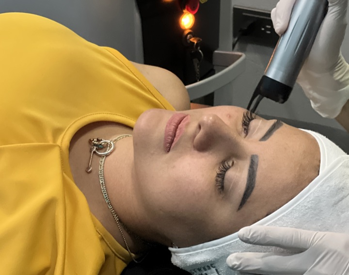 Tratamiento dermatológico facial en Clínica Dermaedén con Dr. Gonzalo Ruiz Hidalgo